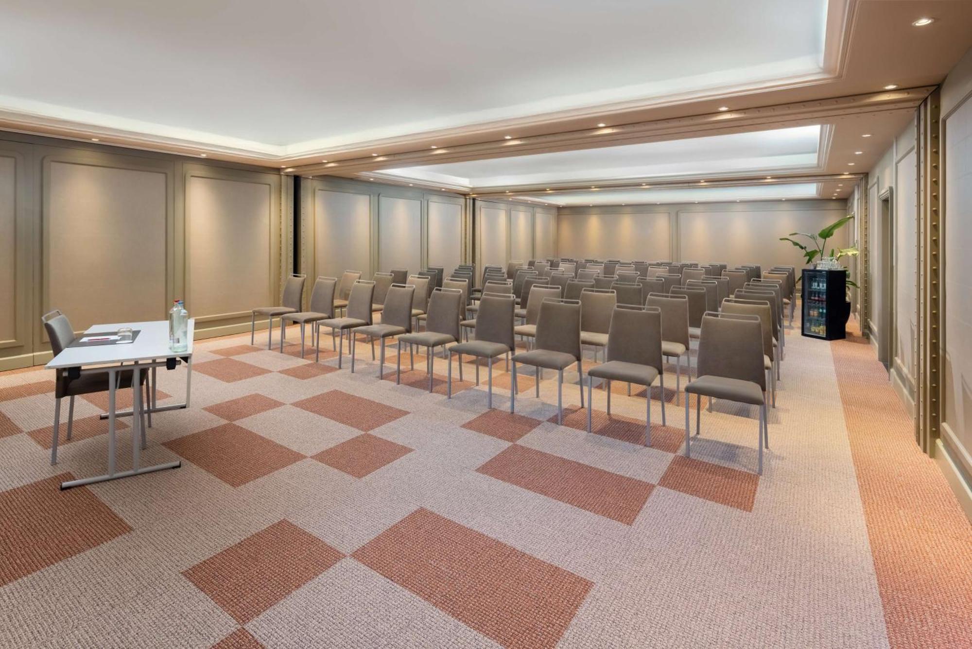Nh Belfort Hotel 4*